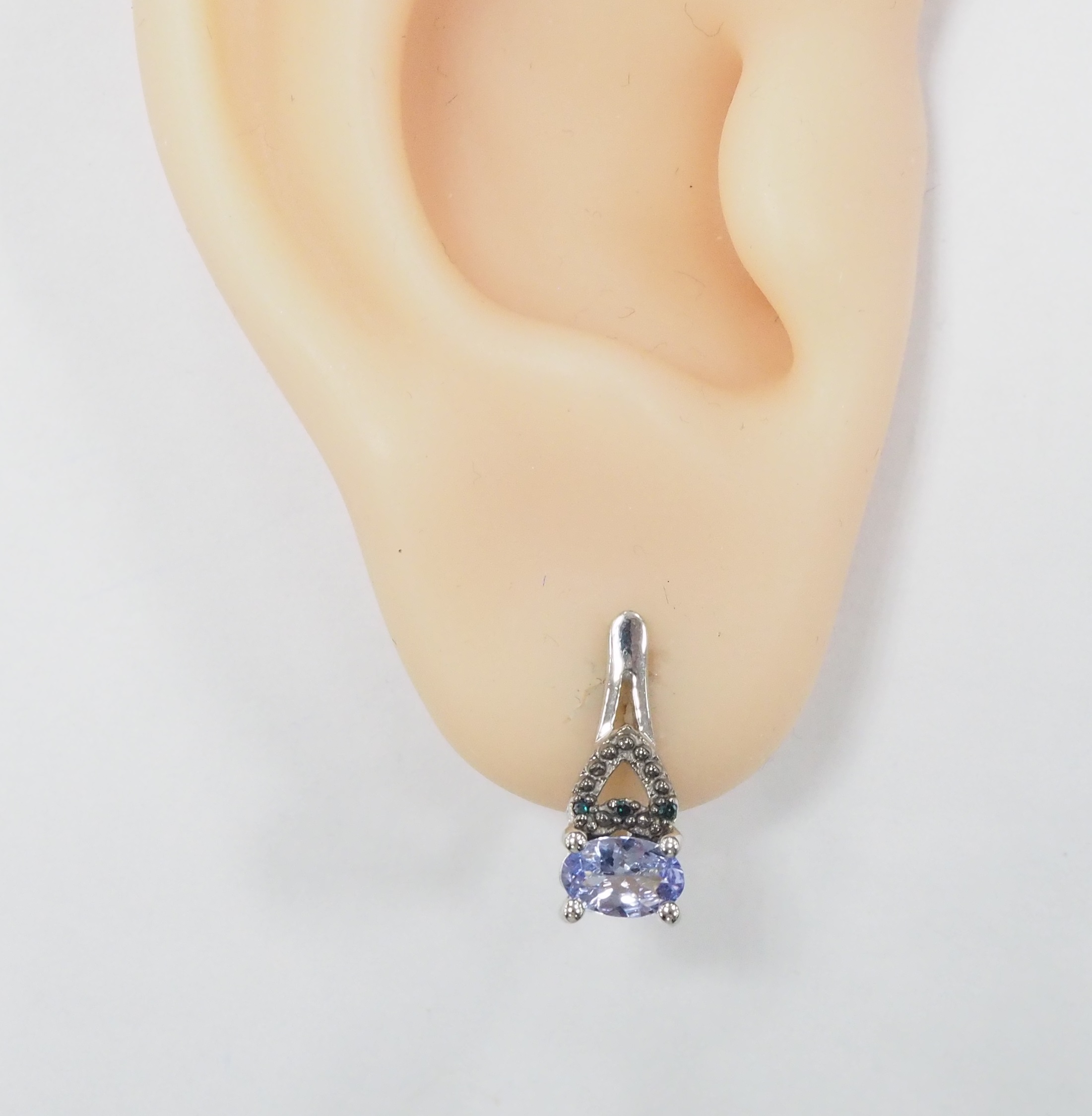 Серебряные серьги 925 пробы; родий (бел., черн.); вставки 2 Танзанит 0,83 ct; 6 Бр.гол.Кр-17 0,02 ct